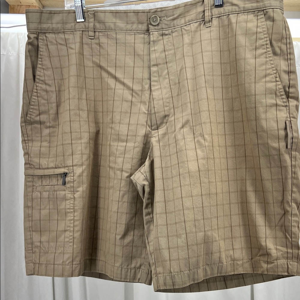 Men's Tan Size 40 Cargo Shorts 10” Inseam Casual Vacation Greg Norman